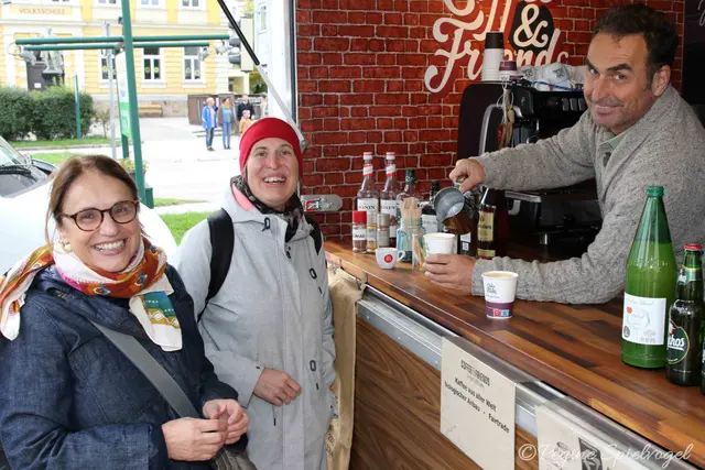 Christa Haberleitner und Karin Kasper konnten der Kaffeevielfalt am Stand von Franz Schön nicht wiederstehen.