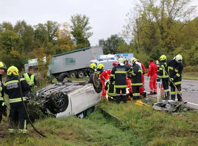 Aus bislang ungeklärter Ursache kollidierten ein Lkw und ein Pkw frontal. | Foto: DOKU NÖ