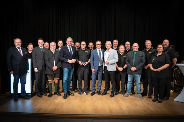 Landeshauptmann Mario Kunasek bedankte sich bei ehemaligen und aktiven Mitarbeitern, darunter die aktive Leitung (Harald Eitner und Günter Hohenberger) sowie die Vorgänger (Kurt Kalcher und Gerald Pizzera). | Foto: Land Steiermark/Jesse Streibl