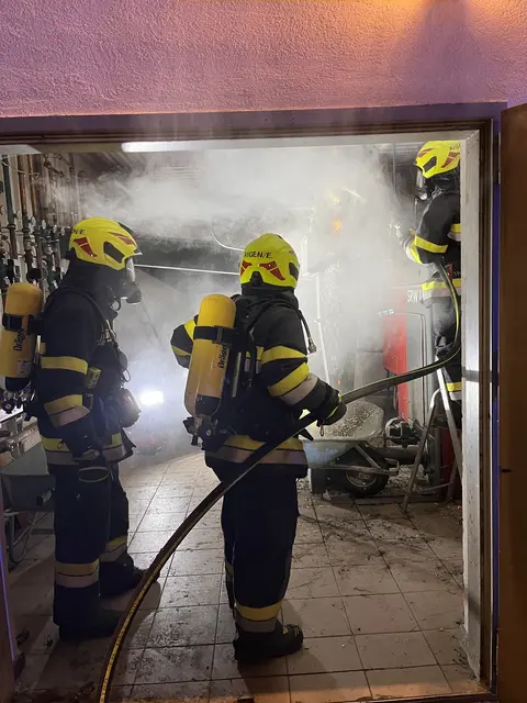 40 Feuerwehrmitglieder waren neun Stunden lang gefordert, um den Brand zu bekämpfen. | Foto: FF Aigen im Ennstal