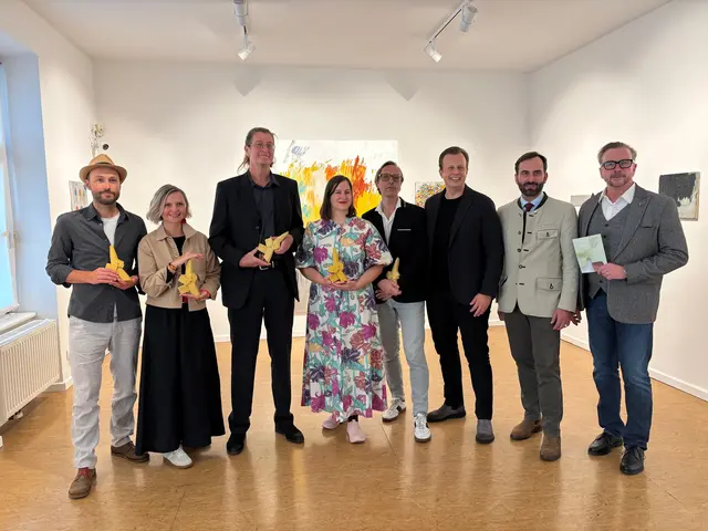 Die Preisträgerinnen und Preisträger mit ihren "Melas" und den Ehrengästen | Foto: Almer