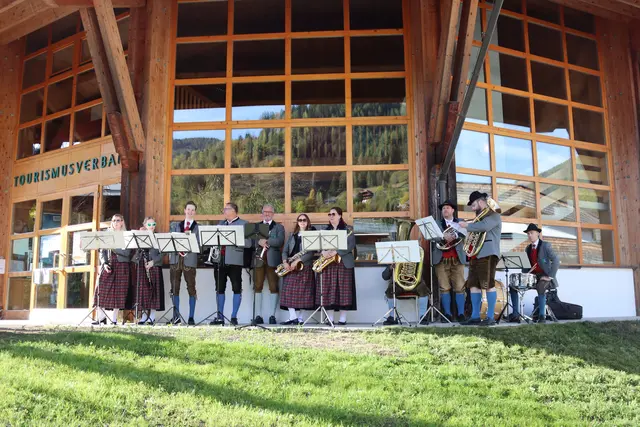 Die Trachtenkapelle Bad Kleinkirchheim unterlegte den Auftakt musikalisch. | Foto: Alen Grabic