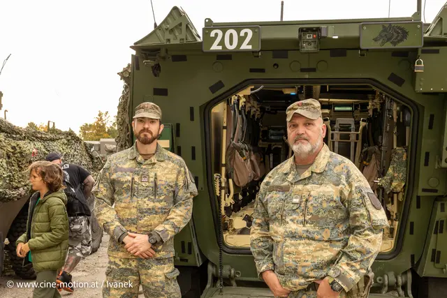 Pandur Evolution - Oberwachtmeister Heidrich und Vizeleutnant, Unteroffizier Schrödl zeigen dieses moderne, elektronisch vielseitige Fahrzeug. | Foto: www.cine-motion.at / Ivanek