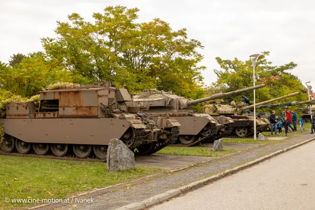 Alte Panzer, die als Ausstellungsstücke dienen zieren den Kaserneneingang. | Foto: www.cine-motion.at / Ivanek