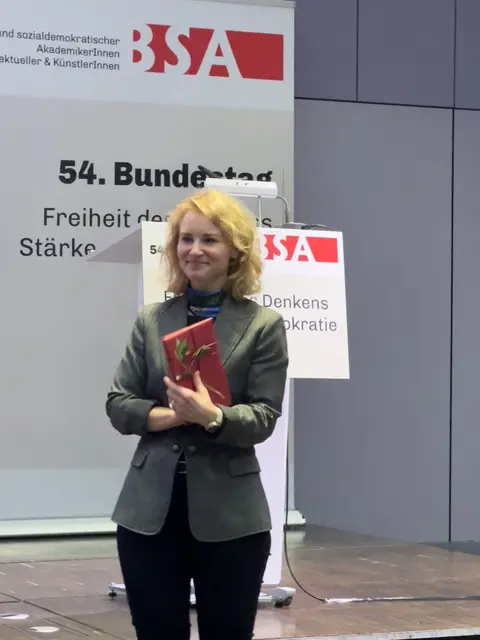 Präsent für Bundesministerin Eva-Maria Holzleitner | Foto: bsaspittal 2025