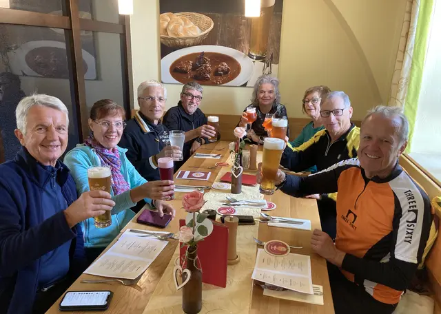 In der Bierbotschaft in Ponigl, "ein Pröstchen" für die Daheimgebliebenen!