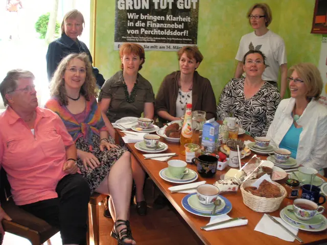 Mai 2011: das 45. Frauen-Frühstück zum Thema "Schule - ein Ort der Bildung?" mit Amrita Enzinger (damals Landtags-Abgeordnete und Bildungssprecherin) im Grünraum gegenüber der Spitalskirche | Foto: Grüne Perchtoldsdorf