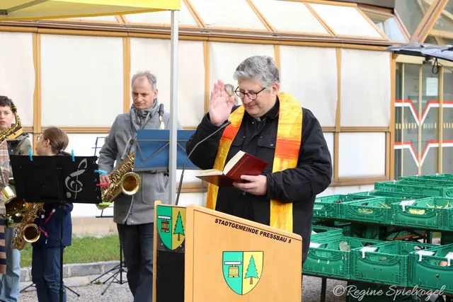 Nach den Ansprachen spendete Stadtpfarrer Herberstein den Segen.