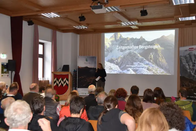 Liliana Dagostin von der Abteilung Raumplanung und Naturschutz im ÖAV moderierte den Auftakt. | Foto: Kainz