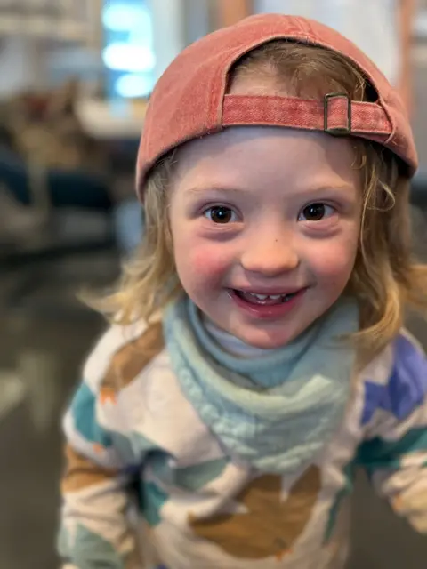 Seit Kurzem hat Emil einen Platz in einem Privatkindergarten. | Foto: privat