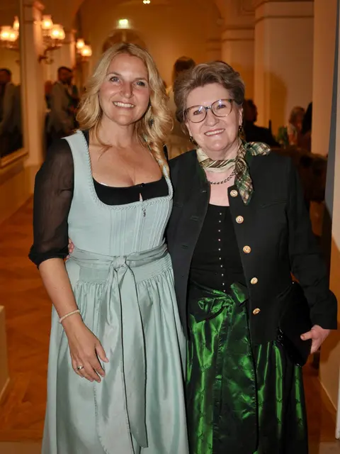 Vizebürgermeisterin Erika Buchinger (re, ÖVP) kam im eleganten Dirndl. | Foto: Sascha Trimmel