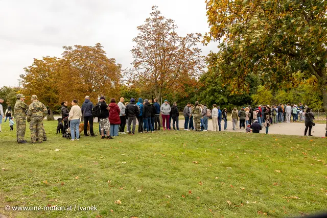 Geduldig warten die Leute auf eine Panzerfahrt. | Foto: www.cine-motion.at / Ivanek