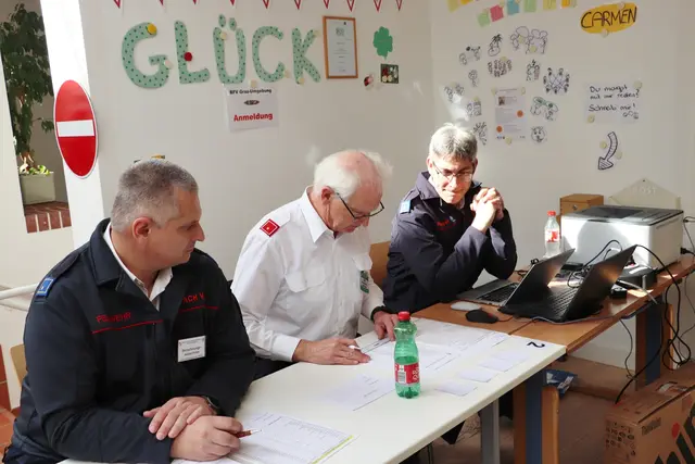 Der Bewerb wurde in der VS Fernitz ausgetragen. Bei der Anmeldung brauchte es auch ein Quäntchen Glück, denn die Zuordnung eines fiktiven Einsatzes, der von A bis Z vom Funker ausgeführt werden musste, wurde gezogen.  | Foto: Edith Ertl