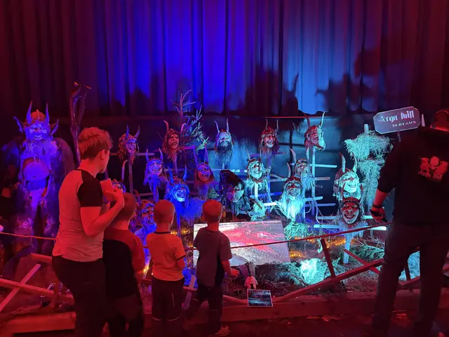 Zahlreiche Besucher:innen kamen ins Arlberg WellCom nach St. Anton, um die vielen Krampusmasken zu bestaunen.  | Foto: Elisabeth Zangerl