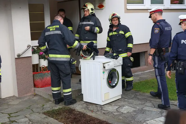 Die Feuerwehr Wels-Lichtenegg bekämpfte einen Kellerbrand an einer Waschmaschine in einem Einfamilienhaus. | Foto: laumat/Matthias Lauber
