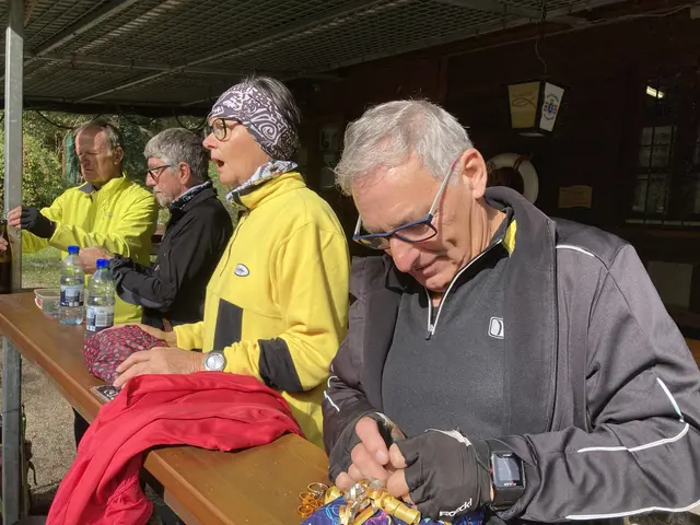 Karl Hotzy beim Packerlöffnen voller Vorfreude