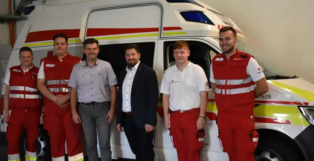 Bezirksstellenleiter Hannes Topar (4. v. li.) und Bezirksgeschäftsleiter Gerhard Koller (3. v. li.) beim Roten Kreuz Völkermarkt mit Mitarbeitern im Rettungsdienst – im November beginnt die nächste Rettungssanitäter-Ausbildung. | Foto: MeinBezirk.at