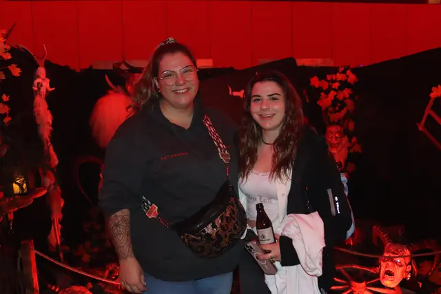 Sarah Plattner aus Südtirol mit der Serfauserin Viktoria Stürzenbecher von den Arga Tuifl Serfaus.  | Foto: Elisabeth Zangerl