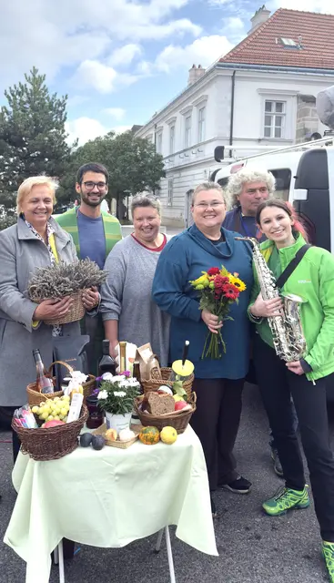 Erntedank-Segnung: von li nach re:
BGMin Kö, Kaplan Semmelmeyer, Marktleiterin Freistetter, GRin Günzl, Messerschleifer Lackstätter, Saxophonistin Celly Green | Foto: Franz Grasmann