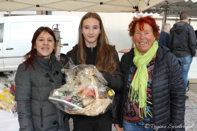 Isabella gewann beim Glücksrad einen der Hauptgewinne einen gut gefüllten Geschenkkorb. Hier mit Sara Burtscher und Christine Leininger.