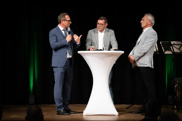 Harald Eitner und Gerald Pizzera (der frühere Chef der Landeswarnzentrale) gaben einen Rückblick und Ausblick in Sachen Krisen- und Katastrophenmanagement. | Foto: Land Steiermark/Jesse Streibl