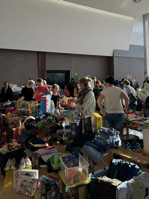 Der Kinderflohmarkt zog zahlreiche Besucherinnen und Besucher an. | Foto: Lena Ferstl