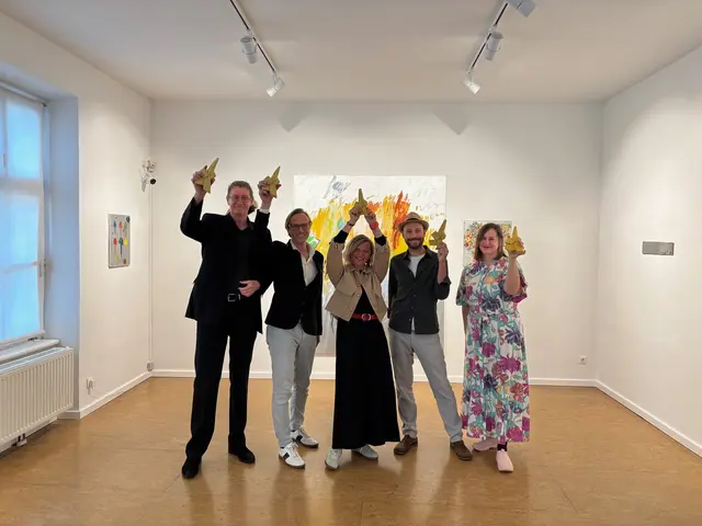 Ein Preisträger-Quintett freute sich im Kunsthaus Köflach über ihre "Melas". | Foto: Almer