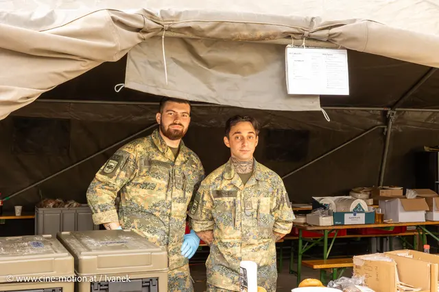 Betreuer der Essensausgabe. | Foto: www.cine-motion.at / Ivanek