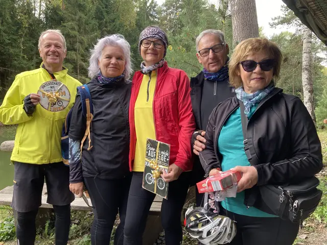 Für besondere Emotionen sorgte Michaela Geiger. 2.v.li. In einer warmherzigen Laudatio würdigte sie die Arbeit des Vorstands – allen voran li. Obmann Wolfgang Berngruber, 3.v.li. Schriftführerin Christa Berngruber und 4.v.li. Obmann-Stellvertreter Karl Hotzy mit Kassierin Ilse Hotzy – und berührte mit ihren Worten die Herzen der Anwesenden.
