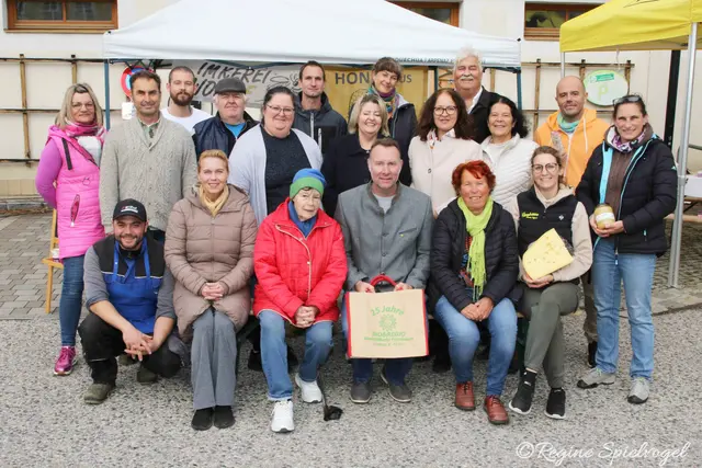 Pressbaum feierte 25 Jahre Bio- und Regio-Bauernmarkt Anlässlich des Jubiläums des Bio- und Regio-Bauernmarkts fand am Samstagvormittag eine große Feier am Pressbaumer Rathaus Vorplatz statt. An diesem Jubiläumstag wurden besondere Extras geboten, Die Stadlerinnen und Standler gaben den Kundinnen und Kunden gratis Essens- und Getränkegutscheine. Kostproben, Einkaufsgutscheine und gut gefüllte Geschenk-Körbe konnten beim Glücksrad gewonnen werden. Die Maktstandler mit Bürgermeister Josef Rothensteiner, GR Chistine Leininger, Vizebürgermeisterin Ingrid Burtscher, Vizebürgermeister Alfred Gruber und GR Ingeborg Holzer.