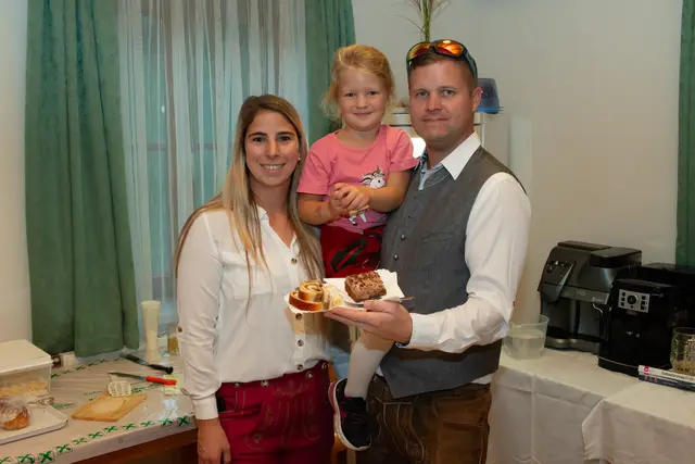 Laura, Sophia und Wolfgang Hainfellner im Gemeindehaus Bürg. | Foto: er