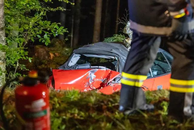Der Lenker erlitt Verletzungen unbestimmten Grades, die Rettung brachte ihn ins Klinikum Rohrbach.  | Foto: TEAM FOTOKERSCHI / FRANZ PLECHINGER