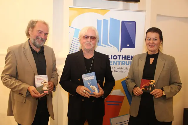 Reinhold Bilgeri (Mitte) las in der Bibliothek im Zentrum. | Foto: treilaf