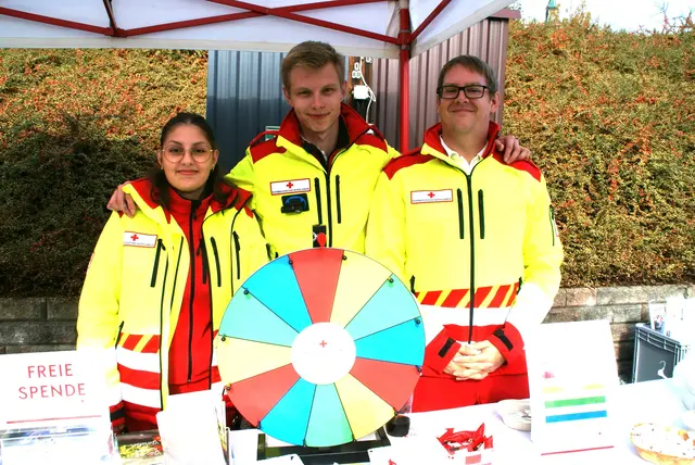 Esther, Lucien und Patrik vertraten das Rote Kreuz. Beim Glücksrad gab es Preise zu gewinnen. | Foto: Anna Maria Kaufmann