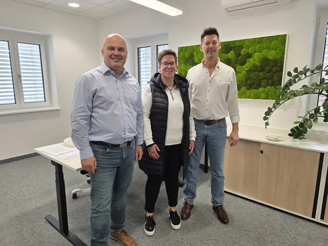 Königsdorf: Doris Teichtinger eröffnet am 6. November das Nah-und-Frisch-Geschäft neu. Bürgermeister Mario Trinkl (links) zeigt sich sehr erfreut über die rasche Nachfolge. | Foto: Gemeinde Königsdorf