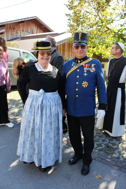 Verbindungsoffizier der vereinigten Traditionsvereine Mitteleuropas Günther F. Freiherr v. Spielmann mit Gattin Christine