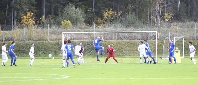 In der ersten Halbzeit war Kolsass/Weer (in blau) in Waidring das stärkere Team. | Foto: Nikolaus Kogler