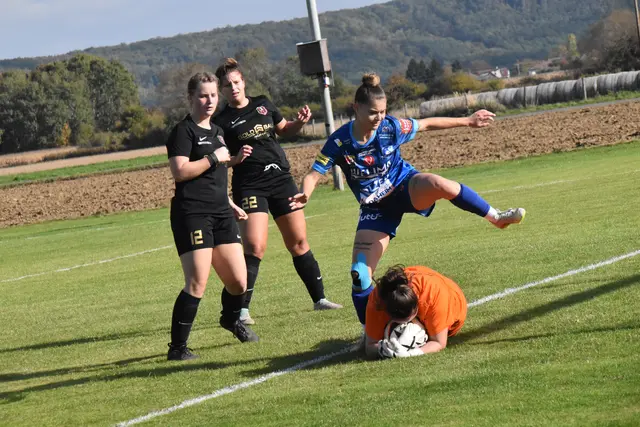 Darina Jancovicova war schneller am Ball als Rojda Antlitzhofer. | Foto: Michael Strini