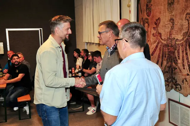 Ein großer Moment für die Kompanie Aldrans und für Nikolaus Ambacher, der die Gratulationen zum Sieg entgegennehmen durfte. | Foto: Hassl