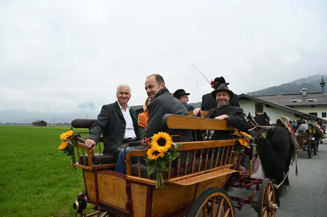 Vize-Bürgermeister Hannes Waltl mit Gattin, Abg. z. Nationalrat Ing. Josef Hechenberger und enger Freund der Vereine Peter Wörgartner nahmen bei Vize-Obmann Josef Schroll Platz. 