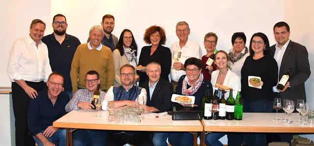 Bürgermeister Erich Stubenvoll mit seinem Team, den fleißigen Helfern am Herbstfest