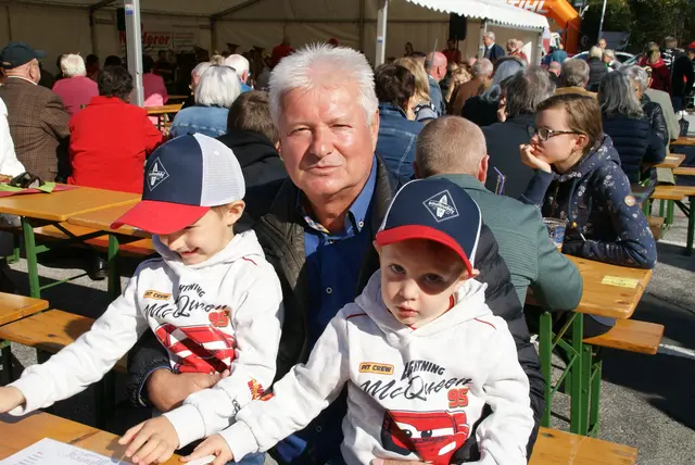 Groß und Klein beim Gewerbemarkt: Im Bild Heinz Gumhold mit seinen Enkeln Sebastian und Johannes. | Foto: Anna Maria Kaufmann
