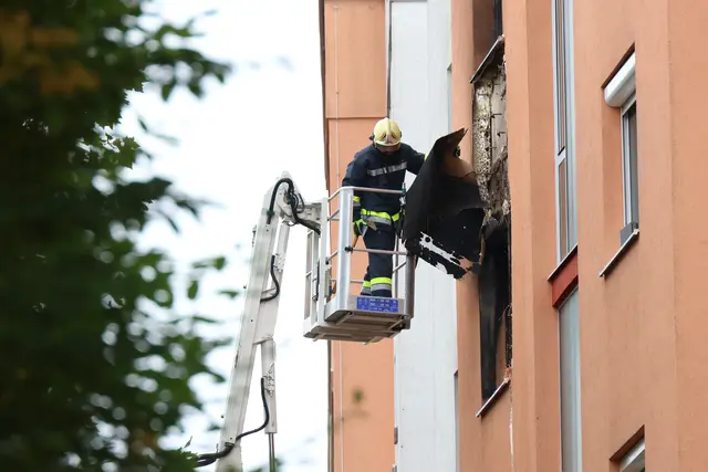 Als die ersten Feuerwehrkräfte am Weg zum Eingang des Hauses waren, kam es zu einer Explosion. | Foto: laumat.at/Matthias Lauber