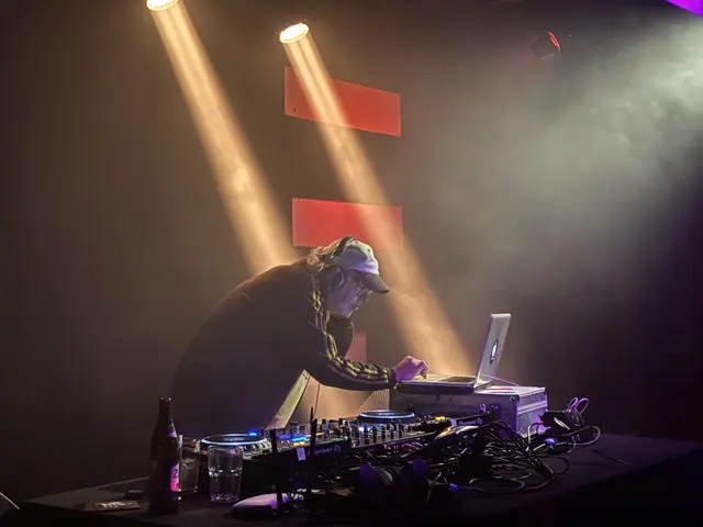 DJ Makossa sorgte mit treibenden Beats für ausgelassene Stimmung im Publikum. | Foto: Kendlbacher