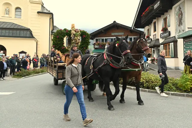 Die Erntekrone der Landjugend Oberndorf ist inzwischen schon traditionell dabei. Gezogen von der Kutsche von Stefan Pfannhauser. 
