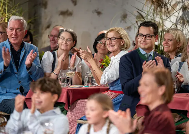 Beste Unterhaltung bei „Mei liabste Weis“ in Großschönau für Kulturregion NÖ Geschäftsführer Martin Lammerhuber, Bürgermeisterin Elisabeth Wachter, Bundesrätin Margit Göll und Landeshauptfrau Johanna Mikl-Leitner. | Foto: NLK Khittl