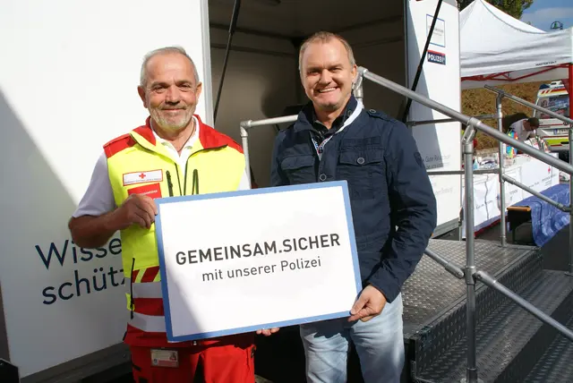 Polizei und Rotes Kreuz in gemeinsamer Aktion -(links) Helmut Glettler, Bezirksstellenleiter Rotes Kreuz Jennersdorf und Bezirksinspektor MSc Franz Georg Pesendorfer. | Foto: Anna Maria Kaufmann