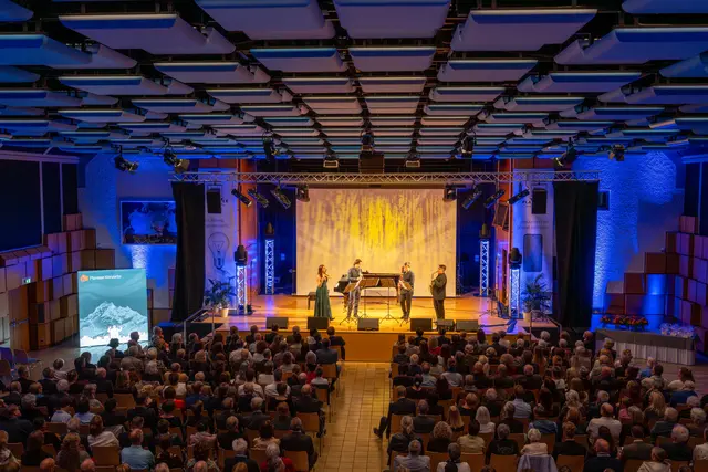 Volles Haus: Die Besucher des Galaabends durften sich auf ein buntes musikalisches Feuerwerk freuen, im Bild die Geschwister Bubreg aus Reutte. | Foto: Plansee/Rolf Marke
