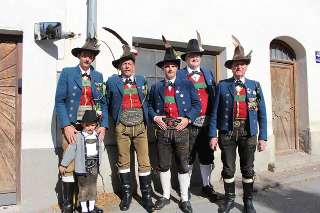 Abordnung der Speckbacher Schütze Hall