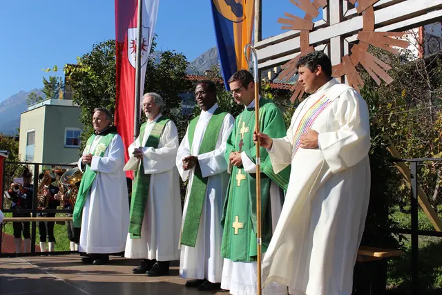 Die Heilige Messe wurde am Absamer Sportplatz zelebriert.